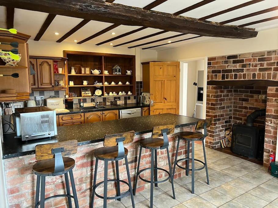 Upper Caerfaelog Farmhouse Llanbister Esterno foto